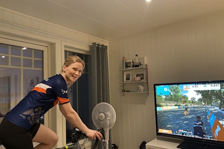 Veronica Kristiansen begynte med Zwift for å kunne trene uten å måtte gå fra ungene