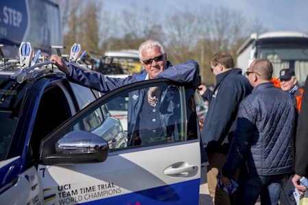 RASENDE: Patrick Lefevere raste mot dommerne etter at Sam Benett ble deplassert i gårsdagens spurt i Spania rundt. Foto: Cor Vos.  patrick lefevere
