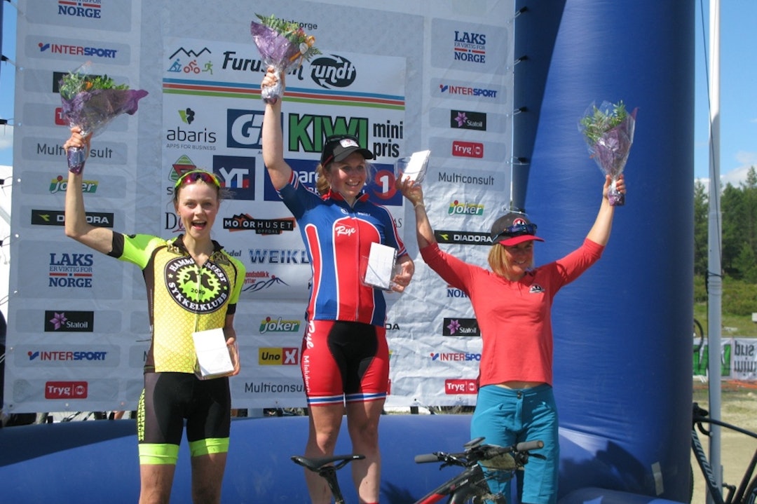 Rakel Birkeli (til venstre) ble nummer tre på Furusjøen Rundt på lørdag, og tok med det sin første pallplass i Norgescupsammenheng. Elisabeth Sveum vant rittet, mens Hildegunn Gjertrud Hovdenak ble nummer to. Foto: NCF Rakel Birkeli - Elisabeth Sveum - Hildegunn Gjertrud Hovdenak - Furusjøen Rundt 2017 - NCF 1400x933