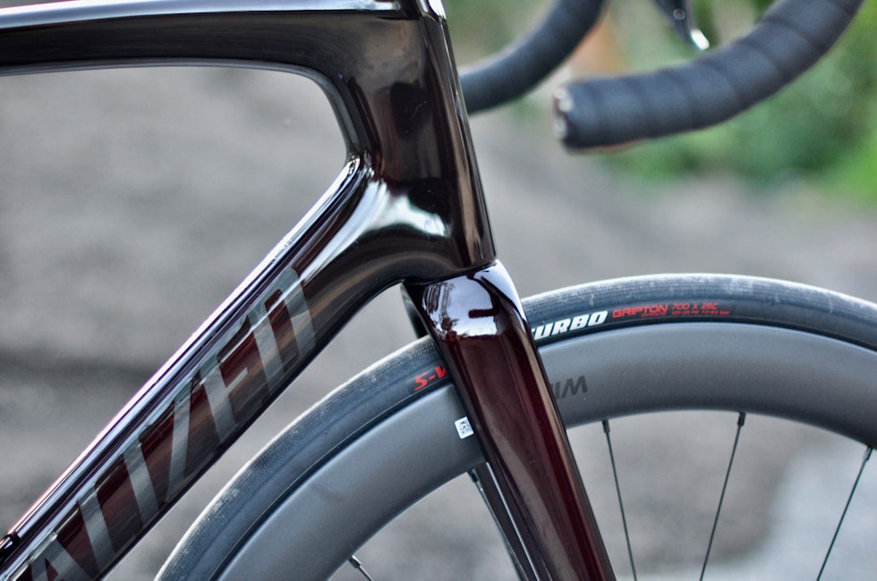 SAFTIG: Lakkjobben har liv og spill som en god rødvin. Fronten er aerodynamisk, men tilbyr fullt svingutslag. Specialized Tarmac SL7
