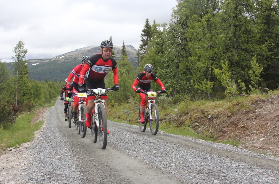 TOR HALVOR BJØRNSTAD-TUVENG i Team Trek Mesterhus trekker feltet opp Gammeldalen i Tynset. Foto: Ingeborg Scheve Tor Halvor Bjørnstad-Tuveng-Eirik Fiskvik 1400x924