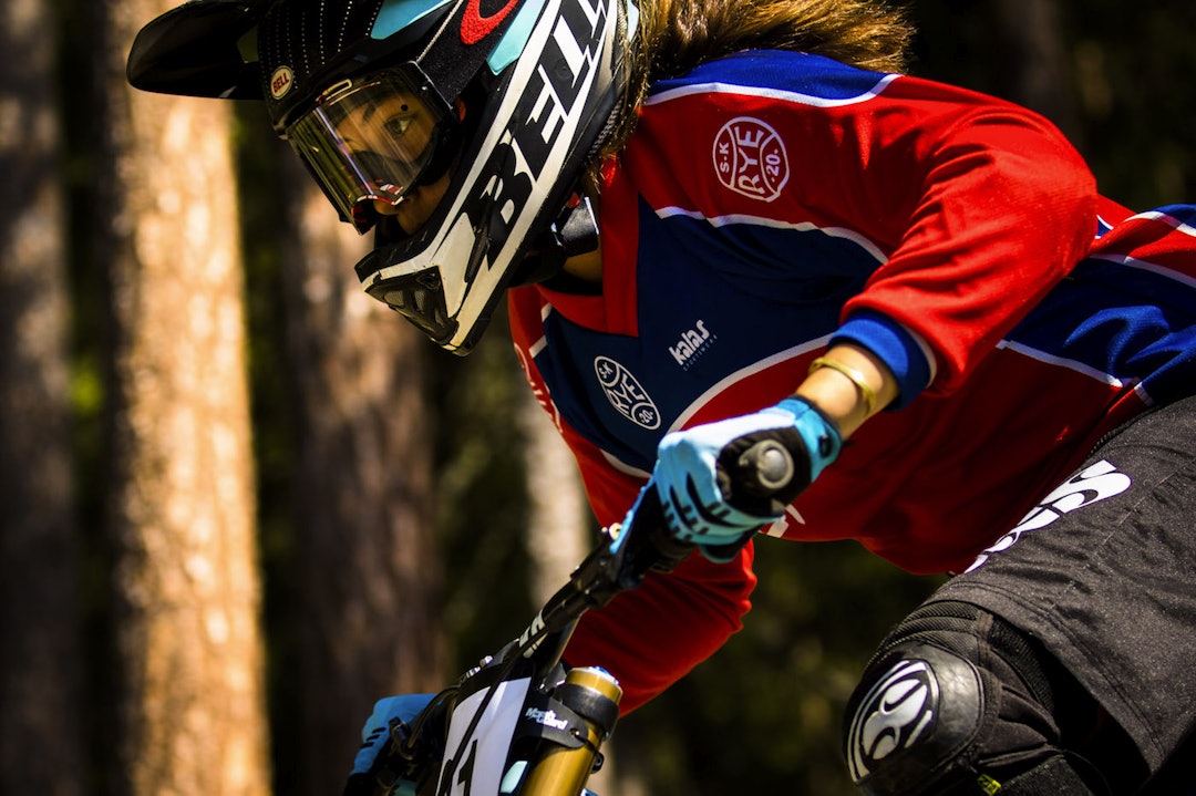 Mille Johnset sykler i klassen kvinner 15-16, men tida hun leverte i dagens finale ville holdt til topp 10 i menn elite. Foto: Snorre Veggan Mille Johnset - Utfor-NM 2017 - Snorre Veggan 1400x933