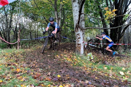 KREMFORHOLD: Med mye regn i forkant var det strålende cyclocrossforhold i premiereutgaven av Sandnes Pokal på søndag, der Mari Hole Mohr (i blått) var raskeste dame. Foto: Arrangøren Mari Hole Mohr i Sandnes Pokal