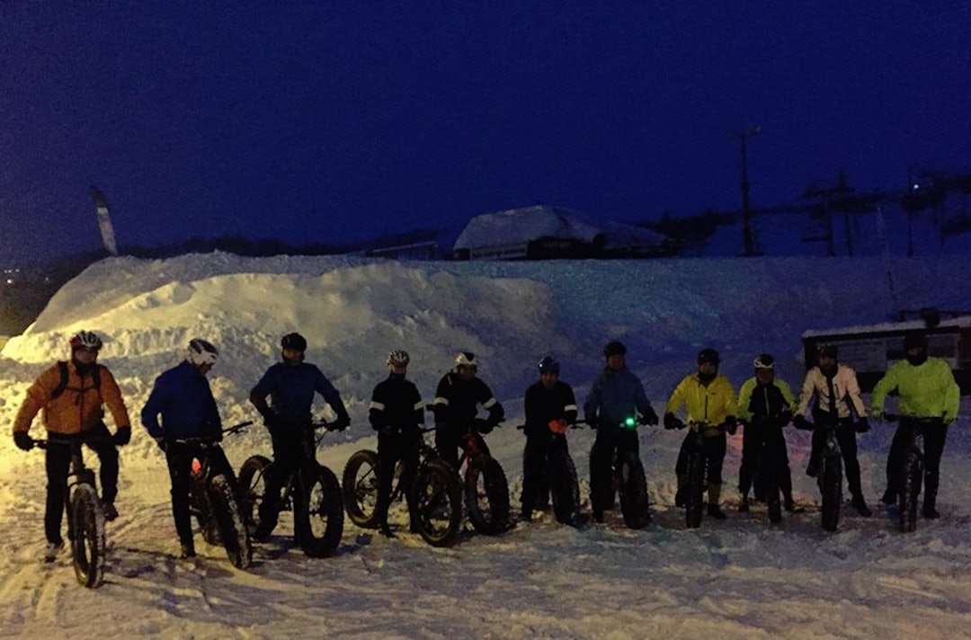 Beitostølen fatbike Weekend startet med fellestur allerede fredag, der 17 ryttere fikk nyte løypene i området med hodelykt. Foto: Privat Friday ride Beitostølen Fatbike Weekend 17 racers 1400x924