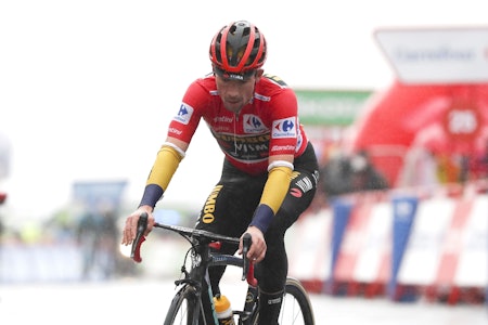 BETENKT: Primoz Roglic så naturlig nok lite fornøyd ut da han krysset mållinjen, etter å ha vist store svakhetstegn på dagens etappe i Vueltaen. Foto: Cor Vos.  BETENKT: Primoz Roglic så naturlig nok lite fornøyd ut da han krysset mållinjen, etter å ha vist store svakhetstegn på dagens etappe i Vueltaen. Foto: Cor Vos.