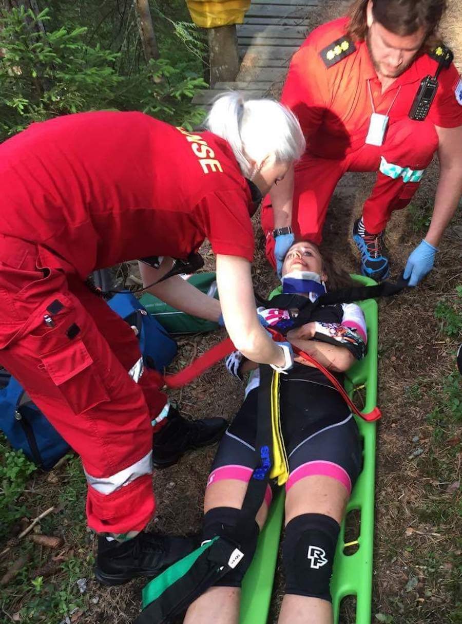 Miriam Sivertsen brakk ryggen på tre steder, brakk av en bit av ryggsøylen og måtte sy 35 sting i munnen og ansiktet etter at hun landet feil på et hopp ut og kjørte på et tre under trening i NM-løypa på Konnerud i juni i fjor. Foto: Privat Miriam Sivertsen - ulykke - Foto Privat 900x