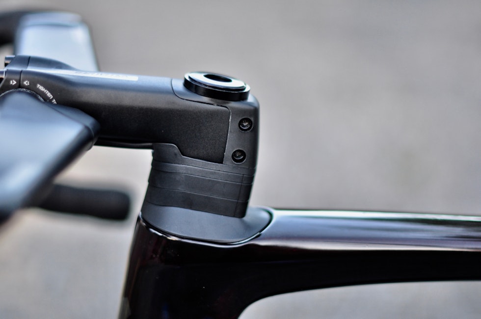 LETT Å JUSTERE: Standardstem med aerolokk gjør det lett å finjustere styrehøyde. Specialized Tarmac SL7