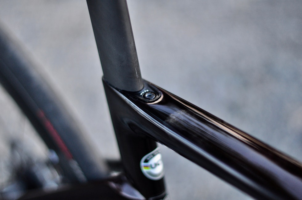 FUNKSJONELL: Setepinneklemmen fungerer med en kile i overrøret. Skruehodet flukter fint med overrøret uten bruk av irriterende gummideksel. Specialized Tarmac SL7