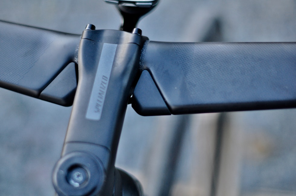 PYNTELISTER: De små plastbitene inn mot stemen dekker over girledninger og bremseslanger. Specialized Tarmac SL7