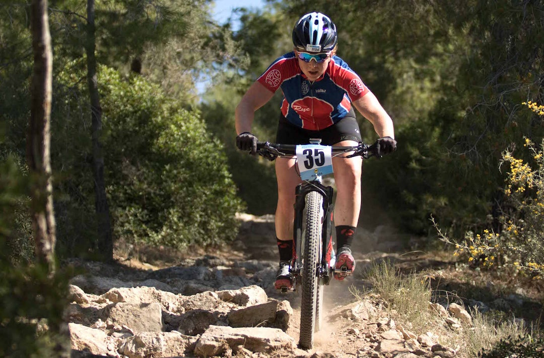 Elisabeth Sveum fikk en god start på sesongen 2016 med de to UCI-rittene i Salamina Island MTB Race i Hellas denne helga, selv om hun måtte stå over etapperittet på samme sted forrige helg grunnet sjukdom. Foto: Bengt Ove Sannes Elisabeth Sveum - Salamina Island MTB 2016 1 - Bengt Ove Sannes 1400x924