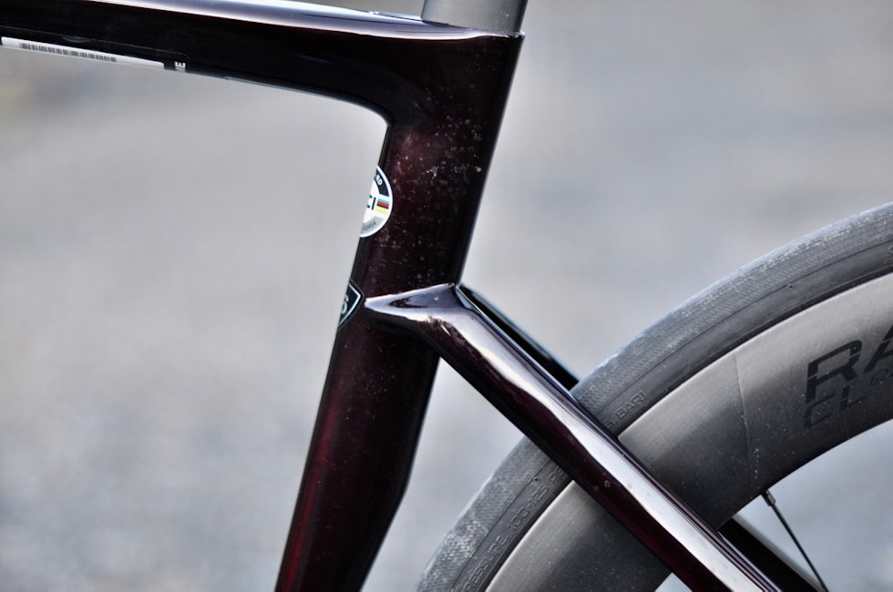 TRENDY: Lave setestag er veldig i vinden. Alle nye sykler har det. Det gir mindre luftmotstand og rom for mer fleks i setepinne og seterør. Specialized Tarmac SL7
