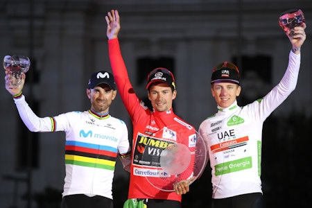 FJORÅRETS PODIUM: Primoz Roglic triumferte i fjorårets Vuelta a Espana, og kan fort gjøre det igjen i 2020. Her med Alejandro Valverde og årets Tour de France-vinner Tadej Pogacar, førstnevnte er med i årets ritt. Foto: Cor Vos. 