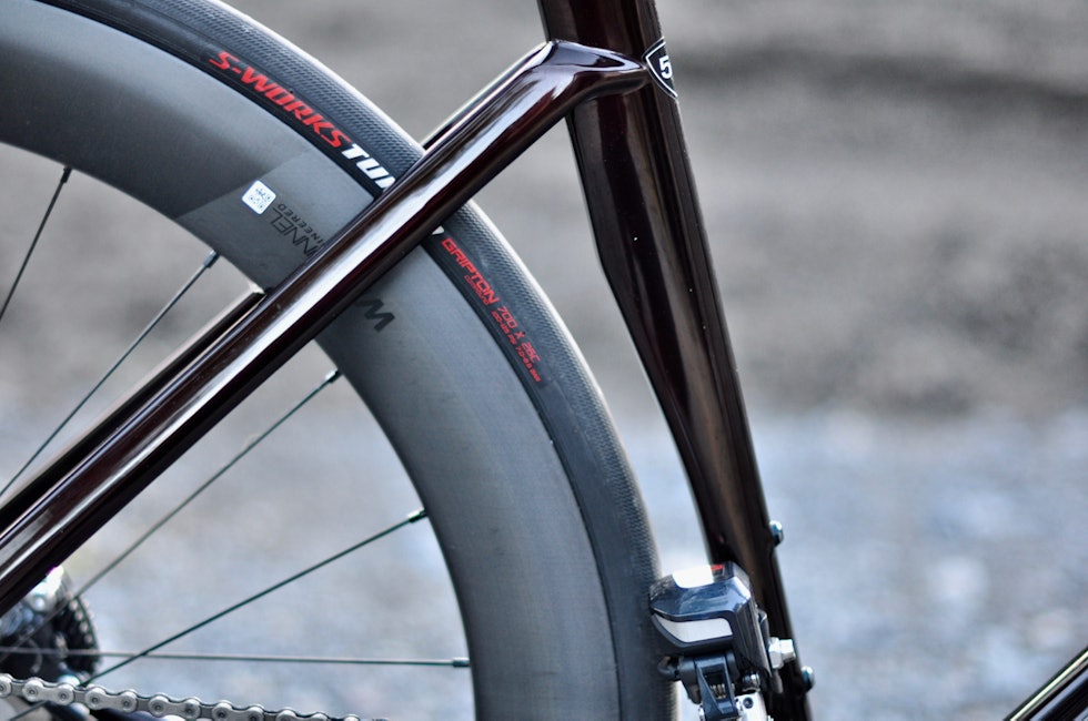 FLEKSPUNKT: Det flatklemte seterøret gir ikke bare plass til bakdekket. Det øker også muligheten til fleks i seterøret. Specialized Tarmac SL7