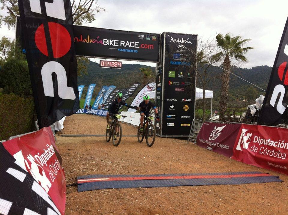 SOLID: Kjell Karlsen og Thomas Morgan Knutsen sikret andreplassen i Master 40 med rå sykling på siste etappe. Foto: Jordi Bonet SOLID: Kjell Karlsen og Thomas Morgan Knutsen sikret andreplassen i Master 40 med rå sykling på siste etappe. Foto: Jordi Bonet