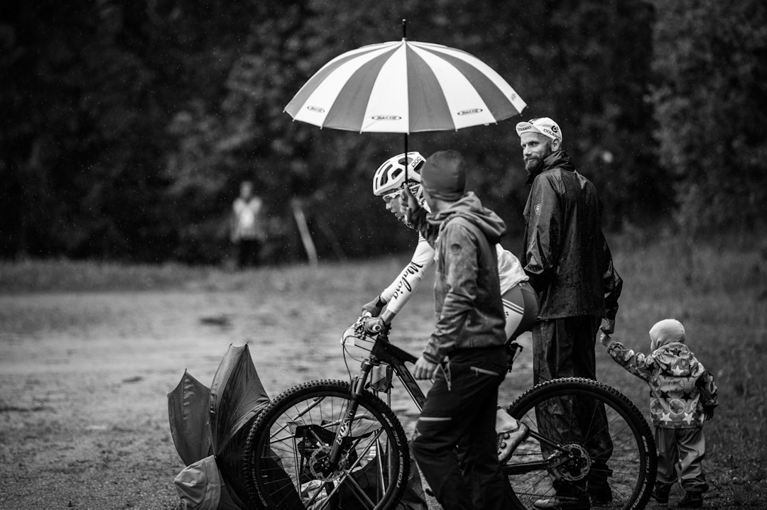 PARAPLYFORBEREDELSE: Borghild Løvset har hatt en trøblete sesongstart. Terrengsykkelrittet ble heller ingen suksess for rytteren fra Børsa i Sør-Trøndelag. (foto: Snorre Veggan) TSR2015-5696a