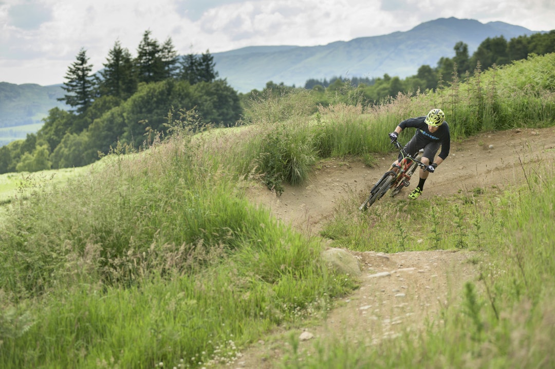 Sykkelstiene slynger seg mellom åker og beitemark, utmark og innmark, og viser fram brukets historie og produksjon unik måte. Foto: Comrie Croft Field trail Comrie Croft - 1400x933
