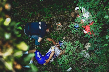 SKREKKVELT: Remco Evenepoel veltet ikke bare stygt i Il Lombardia, han fikk også dopingspøkelset etter seg. Foto: Cor Vos.  Remco Evenepoel