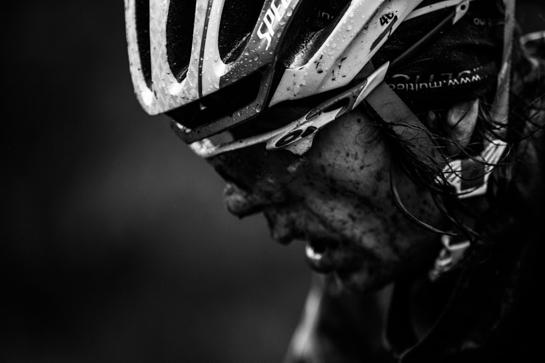 UGJENKJENNELIG: Bak gjørme og briller skjuler det seg en fokusert rytter. (foto: Snorre Veggan) TSR2015-6703a