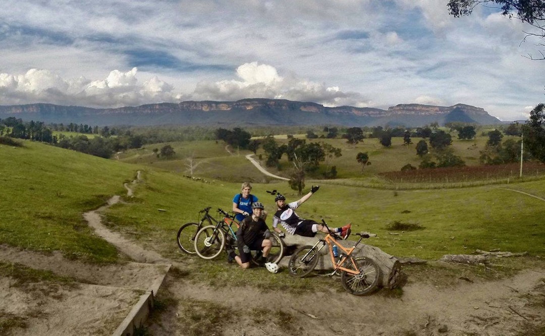Josh Stinton på treningstur i Australia med Charlie Allum og Trevor, som blir lagkameratene i Offroad Finnmark. Foto: Privat Josh Stinton black-white - Charlie - Tom Trevor - OF 700 Foto Privat 1400x