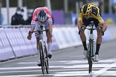 JEVNE DUELLANTER: Mathieu van der Poel (til venstre) og Wout van Aert var svært jevne i spurten, men den nederlandske mesteren trakk altså det lengste strået. Foto: Cor Vos. JEVNE DUELLANTER: Mathieu van der Poel (til venstre) og Wout van Aert var svært jevne i spurten, men den nederlandske mesteren trakk altså det lengste strået. Foto: Cor Vos.