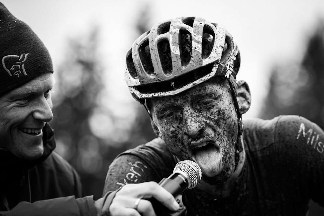 SEIERSINTERVJU: Før han lot seg intervjue og viste frem det eneste på kroppen som var uten gjørme. (foto: Snorre Veggan) TSR2015-7252a-2