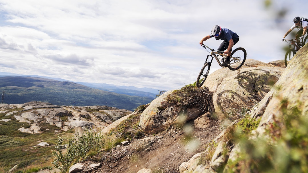 ÅRE: Med sine 50 kilometer fordelt på 35 stier og 853 høydemeter er Åre Skandinavias største sykkeldestinasjon. Stipatruljen til Terrengsykkel fikk guiding av den lokale syklisten Daniel Pettersson. ÅRE: Med sine 50 kilometer fordelt på 35 stier og 853 høydemeter er Åre Skandinavias største sykkeldestinasjon. Stipatruljen til Terrengsykkel fikk guiding av den lokale syklisten Daniel Pettersson.