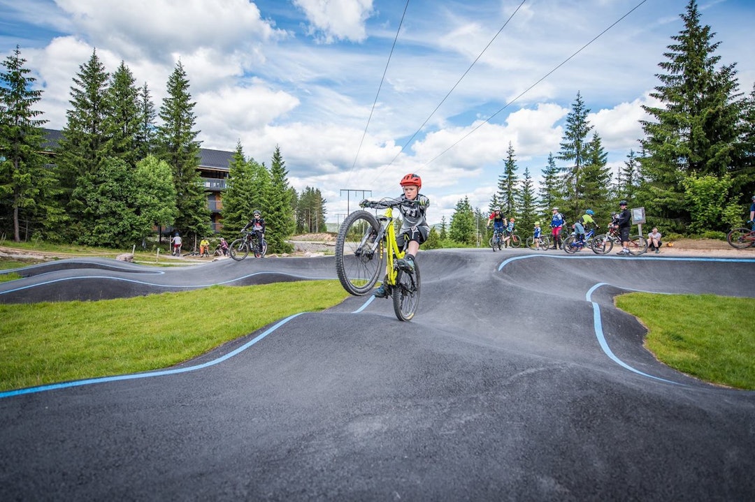 Iver og innsats manglet det ikke under ungdomscampen. Foto: Terrengsykkel Ungdomscamp Pumptrack TS ungdomscamp 2017 1400x933