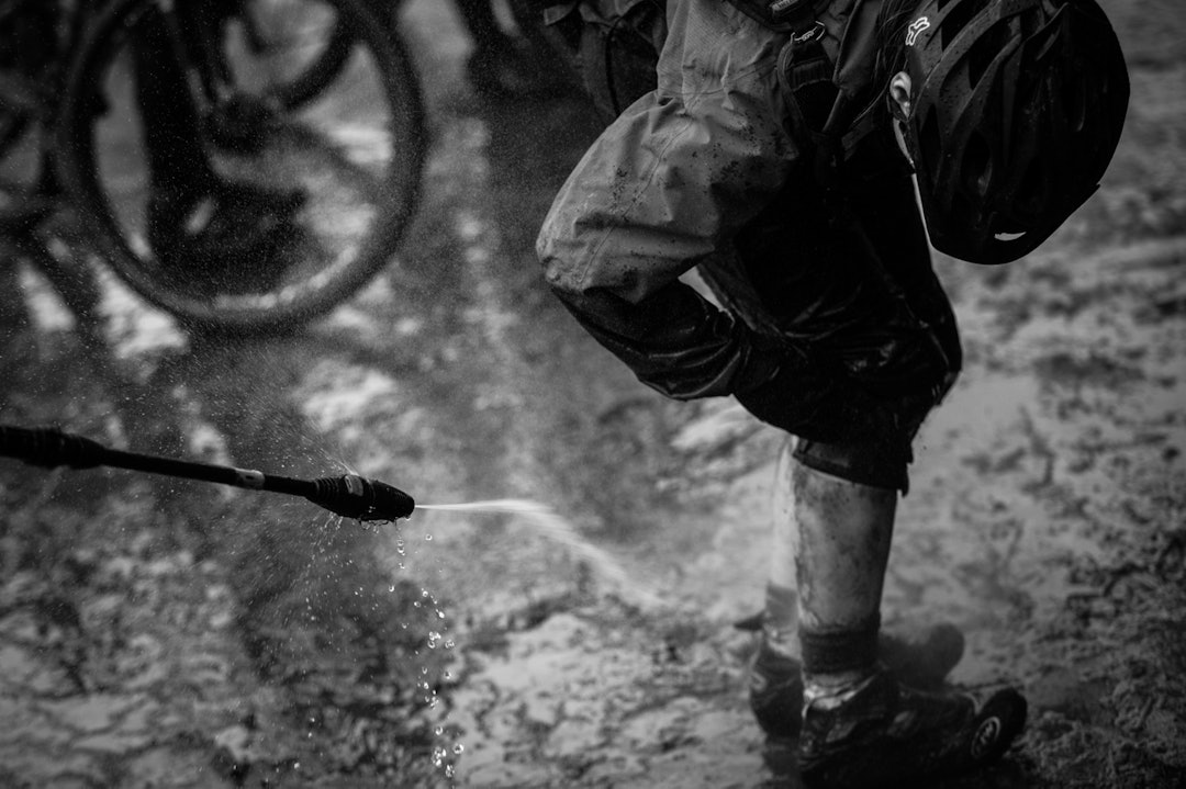 HØYTRYKKSDUSJ: Det samme gjaldt forsåvidt kroppene også. (foto: Snorre Veggan) TSR2015-7327a