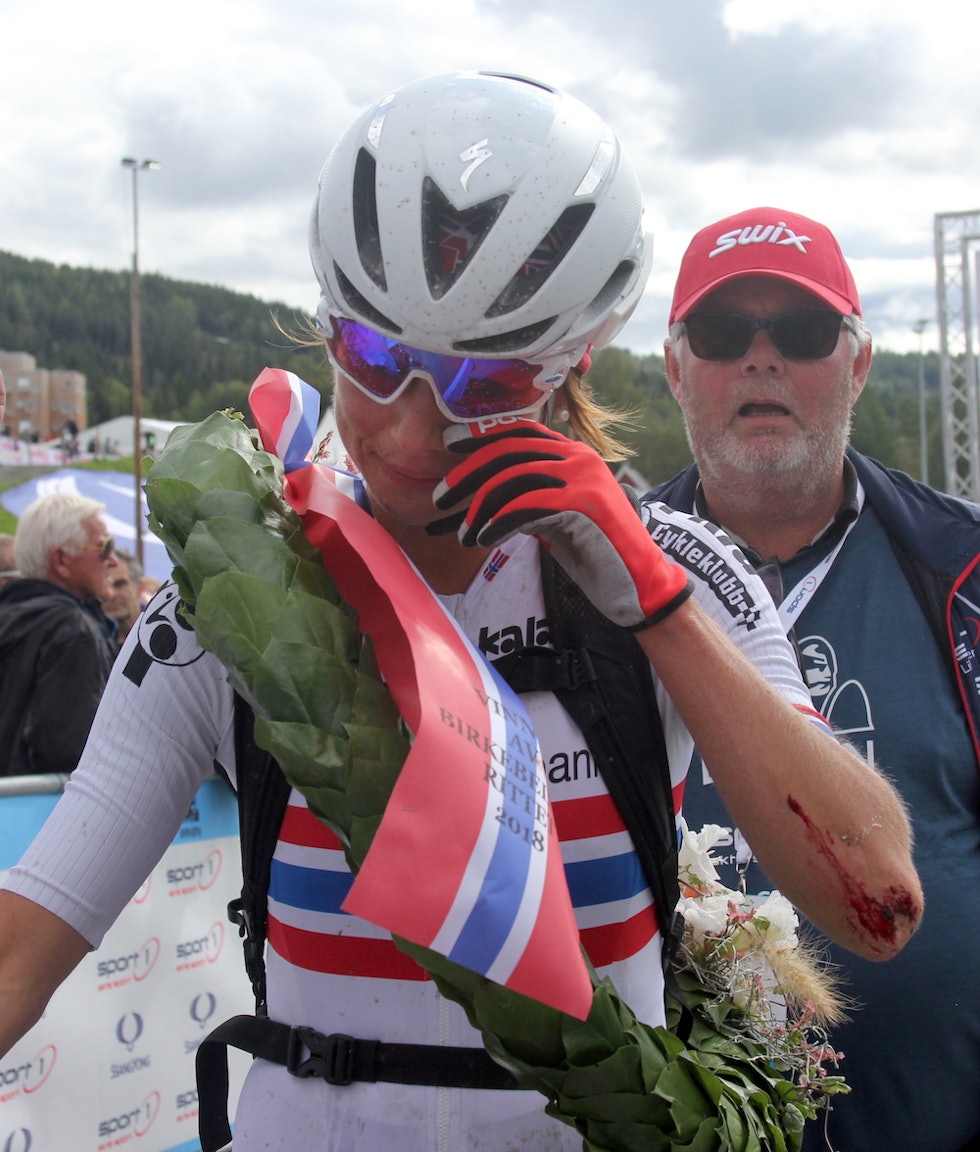 Borghild Løvset var veldig lykkelig og litt mørbanka etter at den tredje seieren var et faktum på lørdag. Foto: Ingeborg Scheve Borghild Løvset tears Birken 2018 - Scheve 1000x