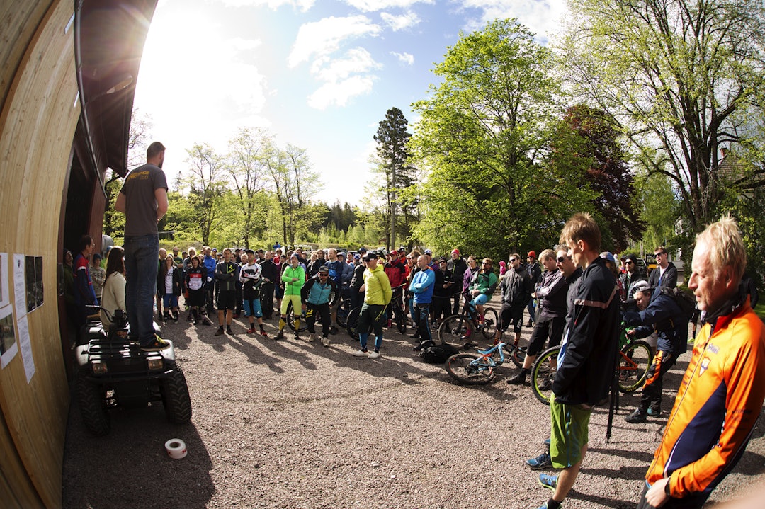 RITT PÅ GÅRDEN: Traktor Bike Park er arenaen for årets NM i enduro. Her fra ritt i 2015. Foto: Kristoffer H. Kippernes. nm enduro 2023 traktor bike park