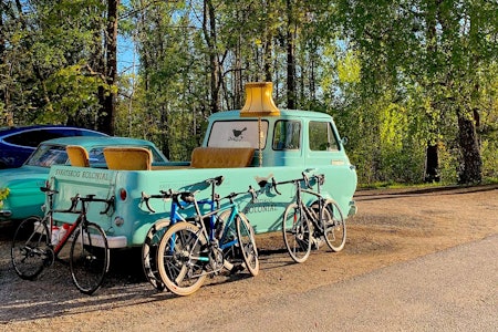 KAFFEPAUSE: I morgen kan du drikke kaffe og spise wienerbrød med andre syklister hos Svartskog kolonial. Foto: Hans Flensted-Jensen. KAFFEPAUSE: I morgen kan du drikke kaffe og spise wienerbrød med andre syklister hos Svartskog kolonial. Foto: Hans Flensted-Jensen.