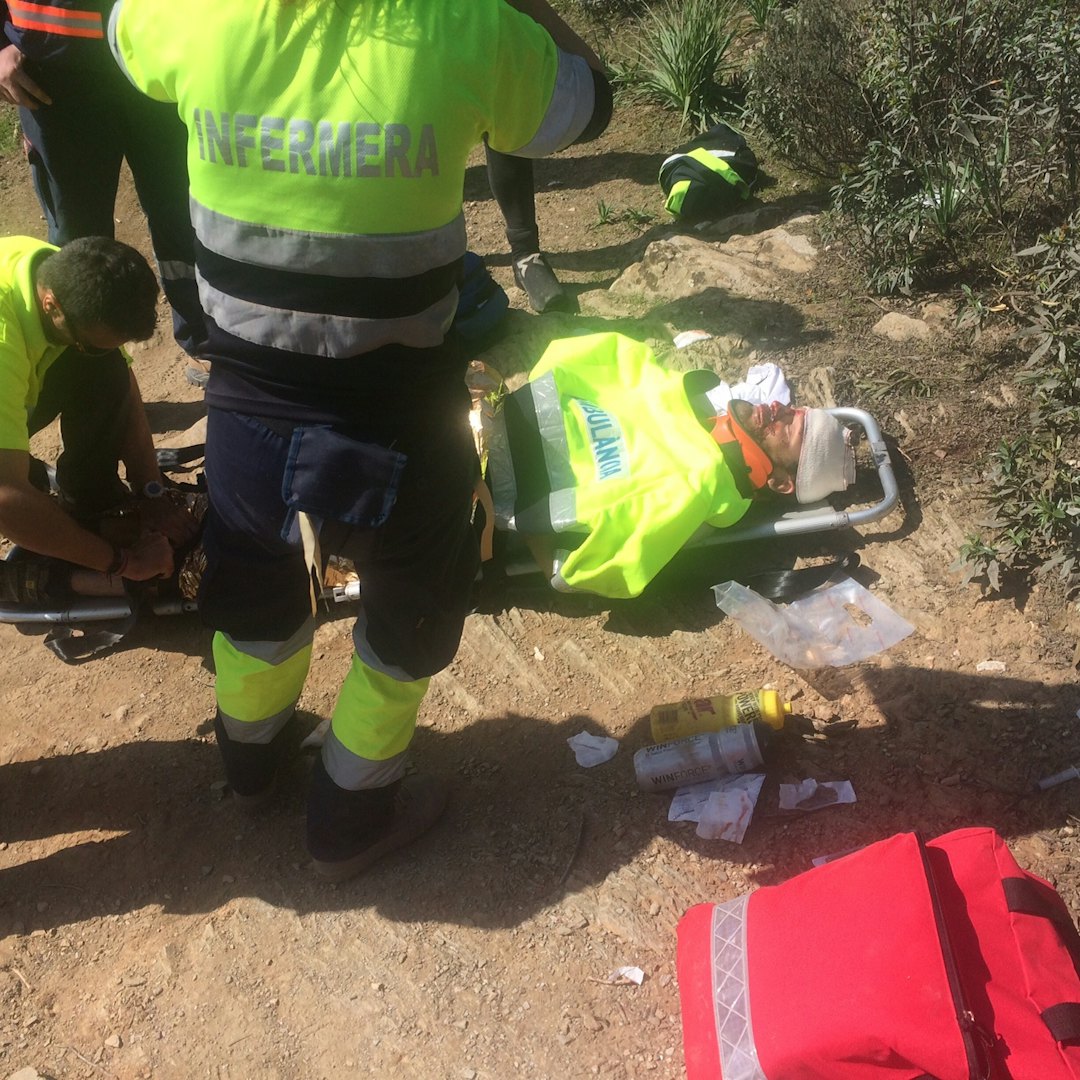 BRÅSTOPP: Jordi Bonet landet på en stein med panna først i dagens siste utforkjøring. Det så stygt ut, men det holdt med et titalls velplasserte sting. Arrangørene kom til stedet på 20 minutter, og Jordi ble båret inn i ambulansen en time senere. Takk for hjelpa til alle. Foto: Øyvind Aas BRÅSTOPP: Jordi Bonet landet på en stein med panna først i dagens siste utforkjøring. Det så stygt ut, men det holdt med et titalls velplasserte sting. Arrangørene kom til stedet på 20 minutter, og Jordi ble båret inn i ambulansen en time senere. Takk for hjelpa til alle. Foto: Øyvind Aas