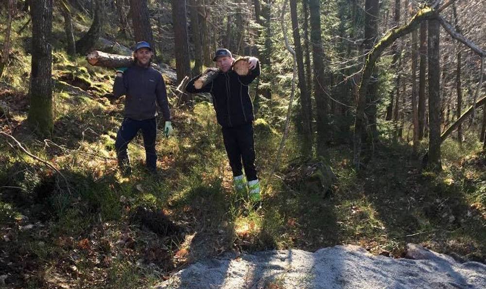 Adrian Hilde (til venstre) tar gjerne i et tak for stisykling i Kristiansand, her med Andreas Torgersen på påskedugnad i Kristiansand sykkelpark. Foto: Hilde Sangesland Strædet dugnad april 2017 Adrian Hilde og Andreas Torgersen - Hilde S Strædet 1000x400