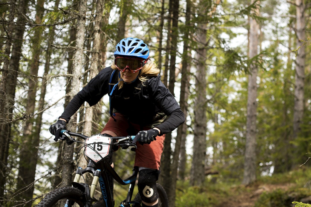 DAMENE FØRST: Dameklassen fikk starte først på samtlige etapper. Susanne Beijer gir gass fra start på SS1. _IPP9092