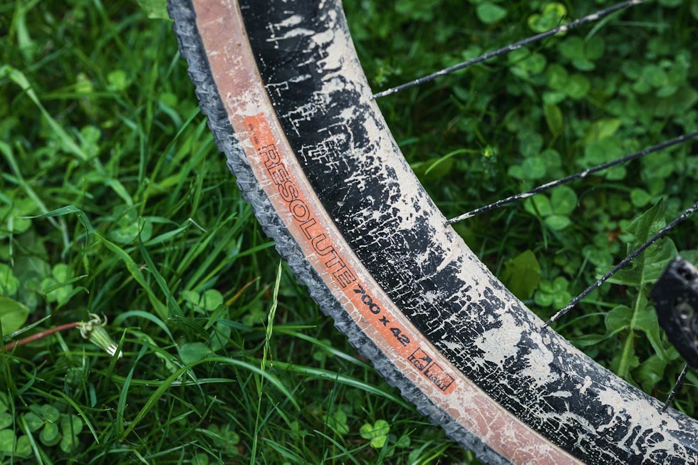 BREDE DEKK: URS sluker dekk opp til 45 mm på 700-hjul. Syklene i URS-serien kommer med 42 mm dekk som standard, relativt bredt for 700-hjul i dagens marked. BREDE DEKK: URS sluker dekk opp til 45 mm på 700-hjul. Syklene i URS-serien kommer med 42 mm dekk som standard, relativt bredt for 700-hjul i dagens marked.
