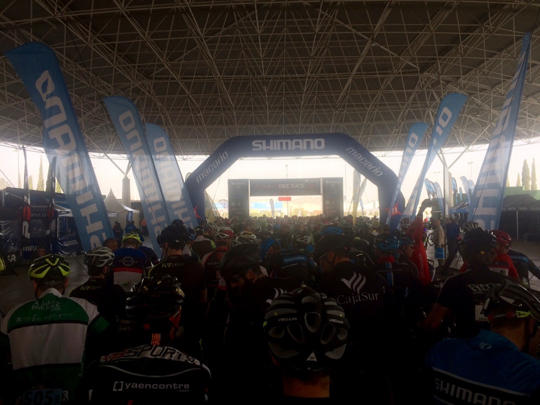 START: Selv fra startboks 3 er det et stykke fram på starten. I venstre billedkant sees Steffan Hartz Repshus i hvit og grønn ledertrøye. Den beviser at han og Knut Arne Dalsjø leder M50-klassen. Foto: Øyvind Aas START: Selv fra startboks 3 er det et stykke fram på starten. I venstre billedkant sees Steffan Hartz Repshus i hvit og grønn ledertrøye. Den beviser at han og Knut Arne Dalsjø leder M50-klassen. Foto: Øyvind Aas