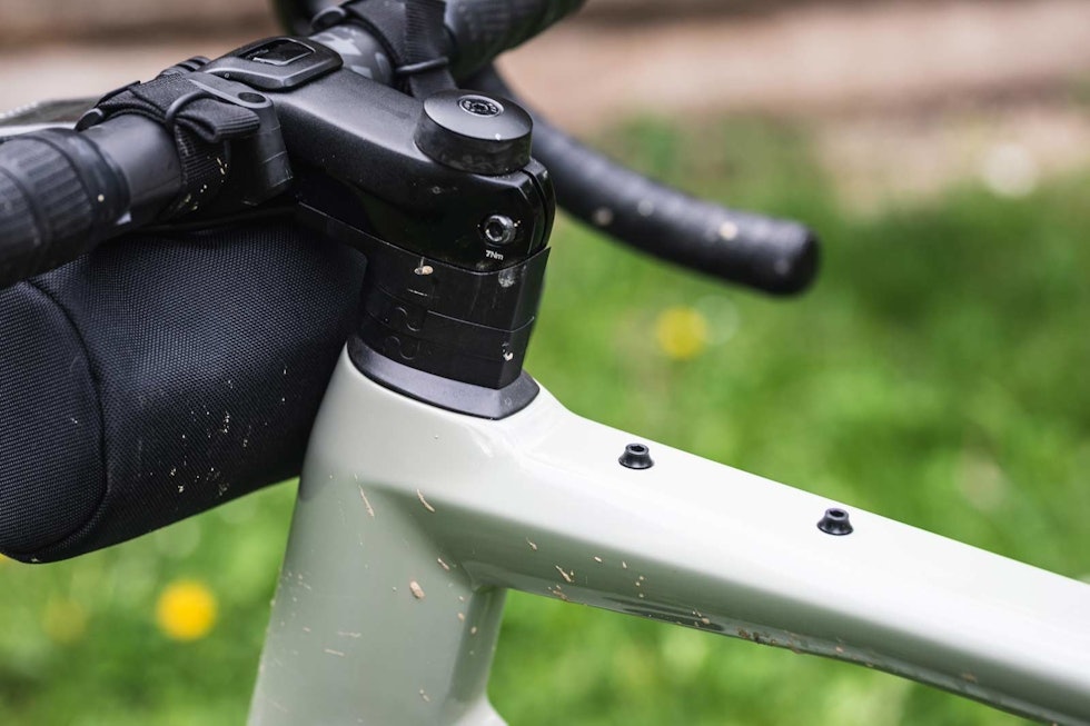 INTEGRERT: Styreoppsettet på URS er likt det på BMC Roadmachine. Bremseslangene går på siden av gaffelens kronerør, som er flatt på sidene. Alt er gjemt inni sykkelen. INTEGRERT: Styreoppsettet på URS er likt det på BMC Roadmachine. Bremseslangene går på siden av gaffelens kronerør, som er flatt på sidene. Alt er gjemt inni sykkelen.
