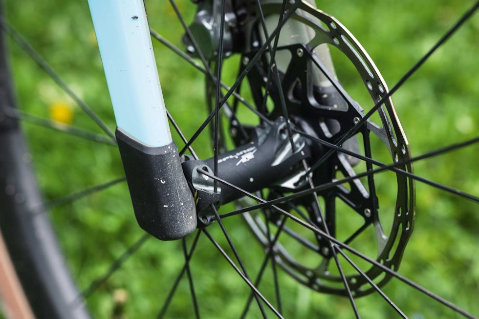 LEGGSKINN: Gummihetter på gaffelbeina beskytter gaffelen mot underlaget når du setter fra deg sykkelen uten forhjul. 180 mm bremseskive gir ekstra bremsekraft og -kontroll. Smarte detaljer. LEGGSKINN: Gummihetter på gaffelbeina beskytter gaffelen mot underlaget når du setter fra deg sykkelen uten forhjul. 180 mm bremseskive gir ekstra bremsekraft og -kontroll. Smarte detaljer.