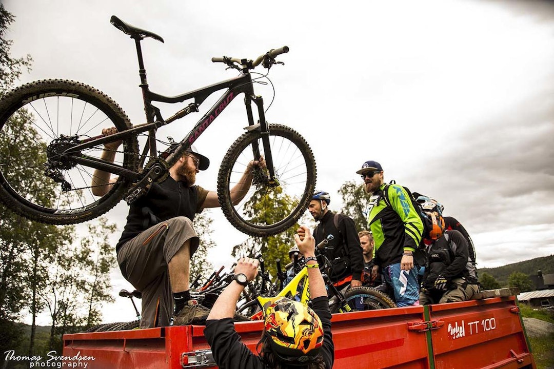 Traktorshuttling er ett av tilbudene på sykkelprogrammet under Hillbilly Huckfest. Foto: Thomas B. Svendsen Huckfest stisykling - Thomas B Svendsen 1200x800