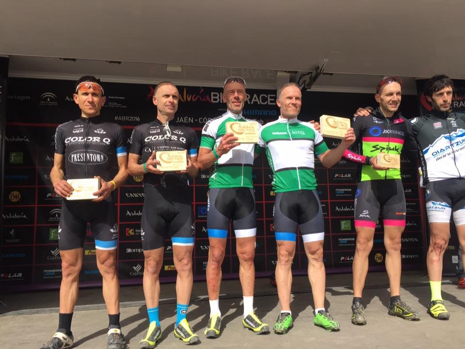 ETAPPESEIER: De glade herrer på Team Trimtex mottar ledertrøya og plaketten som beviser at de var de raskeste i M40 på den første etappen. ETAPPESEIER: De glade herrer på Team Trimtex mottar ledertrøya og plaketten som beviser at de var de raskeste i M40 på den første etappen.