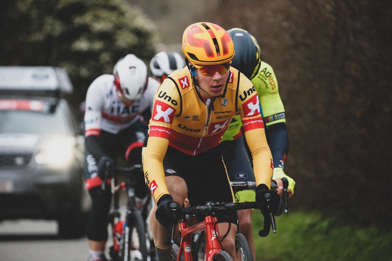 SLUTTKJØRT: Jonas Abrahamsen kom seg med i bruddet i Kuurne-Brussels-Kuurne. På slutten var han så sliten at han holdt på å svime av. Foto: Cor Vos. Jonas abrahamsen fra uno-x sykler kuurne brussels kuurne