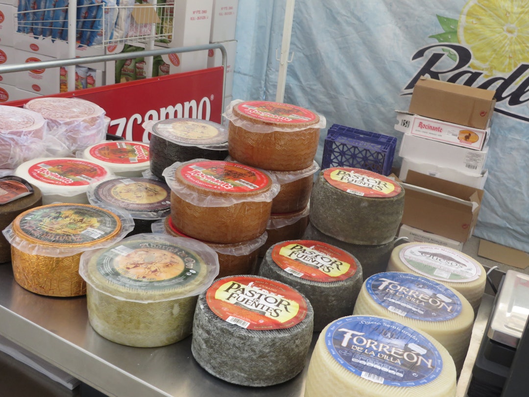 LOKALE SPESIALITETER: Det serveres både øl og ost i målomradet etter rittet. Foto: Øyvind Aas LOKALE SPESIALITETER: Det serveres både øl og ost i målomradet etter rittet. Foto: Øyvind Aas