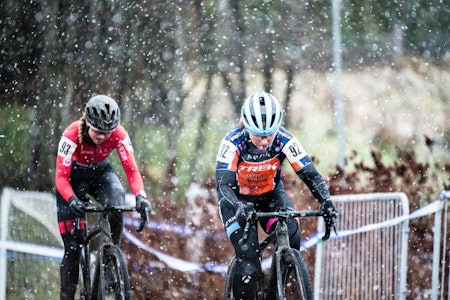 KAMPEN OM NM-GULLET: Mie Bjørndal Ottestad (til venstre) slo kross-dronninga Elisabeth Sveum i særdeles krevende forhold under NM i cyclocross på Spikkestad i fjor. Foto: Henrik Alpers Mie Bjørndal Ottestad (til venstre) slo kross-dronninga Elisabeth Sveum i NM 2019