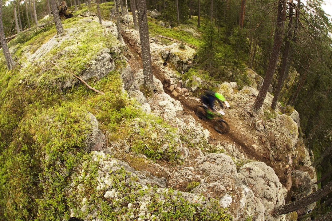RENNA: Ukjent rytter dropper ned i den bratte steinrenna på SS1. _IPP9185