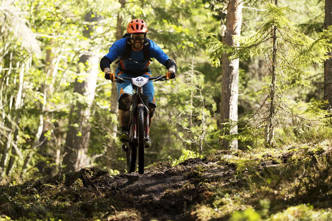 IIIIK: Under mosen gjemte det seg flere glatte svaberg. Ove Grøndal får testet grepet mot underlaget. _IPP9518