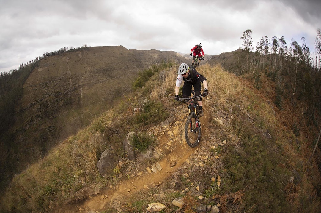 ENDURO MADEIRA: Den fjellrike øya i vest har så mange nedoverbakker du bare kan ønske deg. Knut Lønnquist leder an. Foto: Kristoffer H. Kippernes ENDURO MADEIRA: Den fjellrike øya i vest har så mange nedoverbakker du bare kan ønske deg. Knut Lønnquist leder an. Foto: Kristoffer H. Kippernes