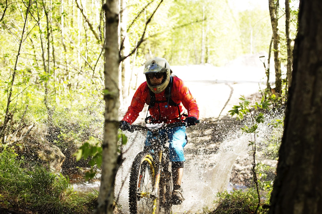 SPLÆSJ: Sykkelrytter spruter vann på fotograf. _IPP9938