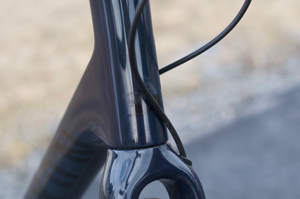 GNISSING: Bremseslangene på Canyon Ultimate gnisser litt på styrerøret. Plassér litt beskyttelsesteip her. Canyon Ultimate CF SLX