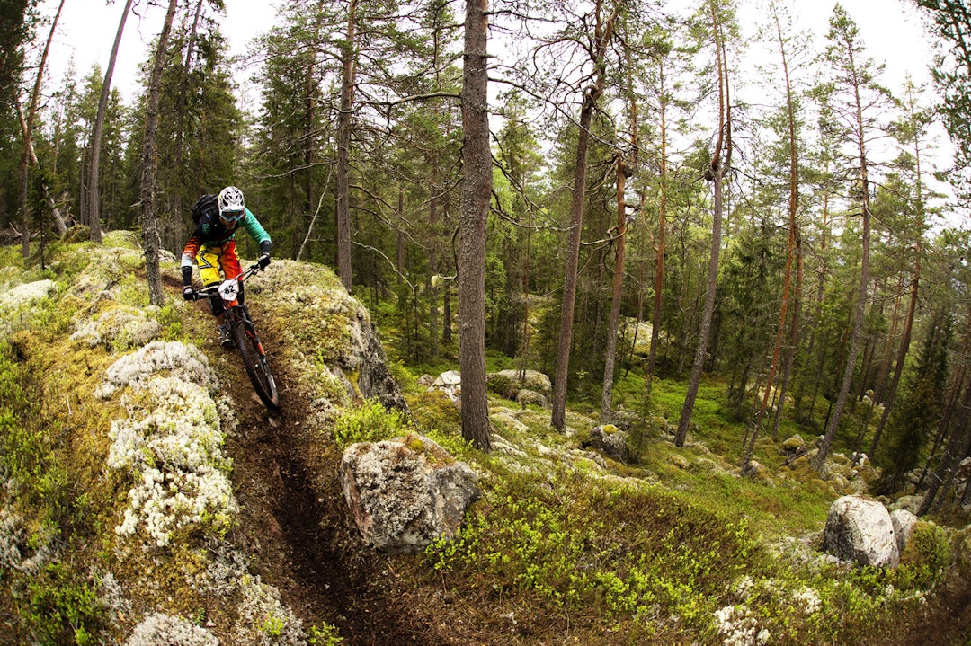 PÅ KANTEN: Pål Grotnes holder seg på rett side av svaberget. _IPP9150