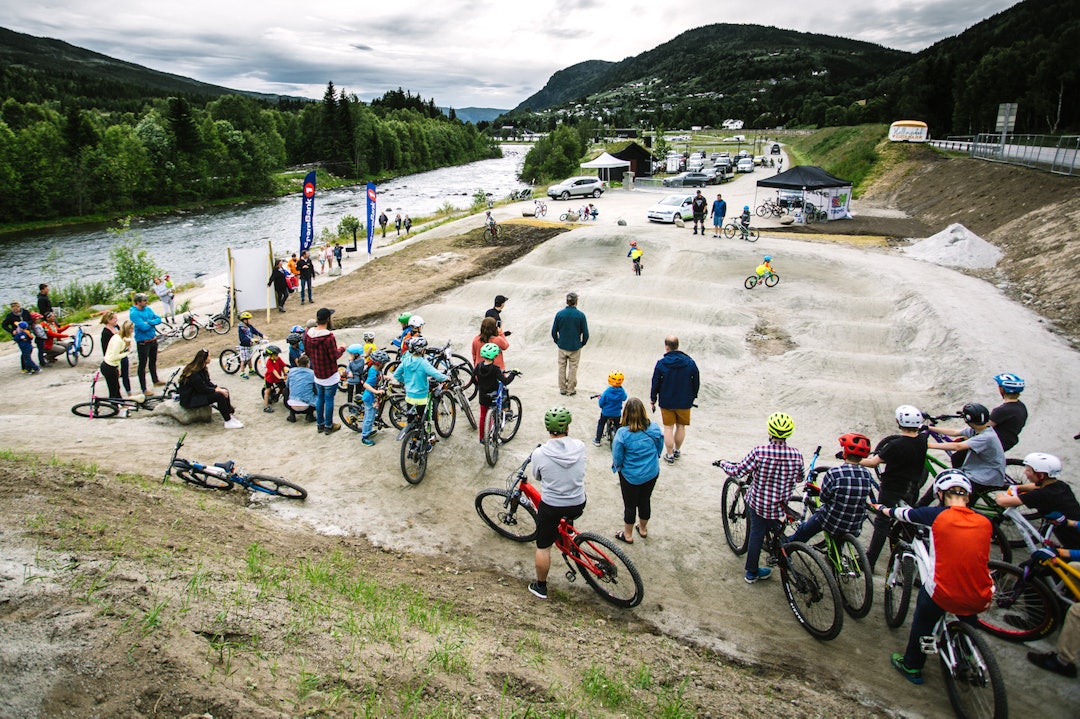 Hallingdal sykkelpark er ferdigstilt med pumptrack, ferdighetsbane og hopp, og det er forstatt 2.5 millioner kroner igjen av støtten fra Sparebankstiftelsen. Foto: Paul Lockhart Hallingdal Sykkelpark - grand opening June 29-17 - Foto Paul Lockhart 1400x933